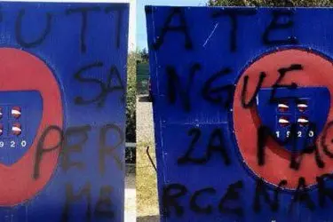 Le scritte degli ultrà sui cancelli del Cagliari ad Assemini (da Facebook)