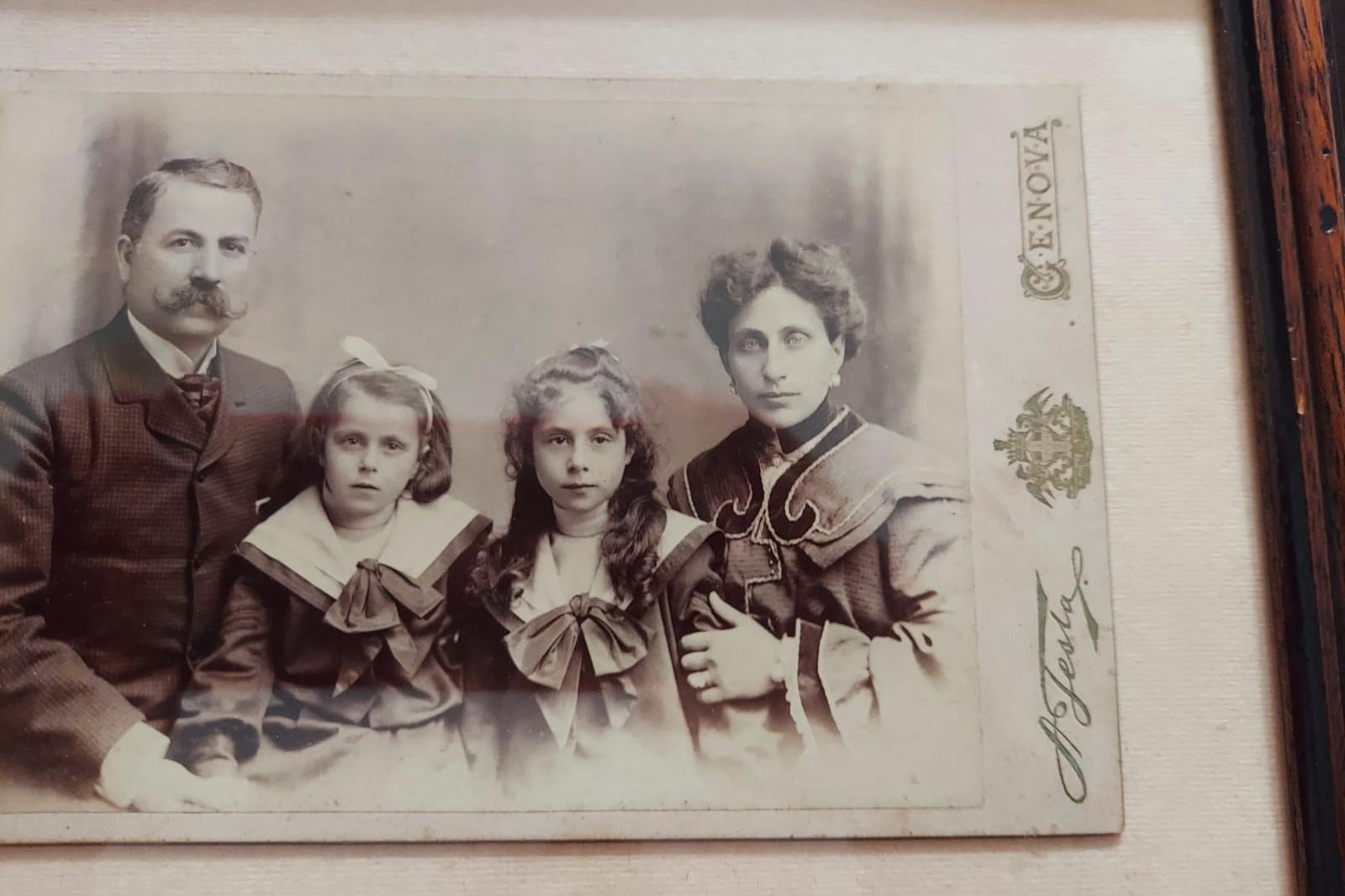 Pietro Canalis con la moglie e le figlie