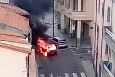 L'auto in fiamme