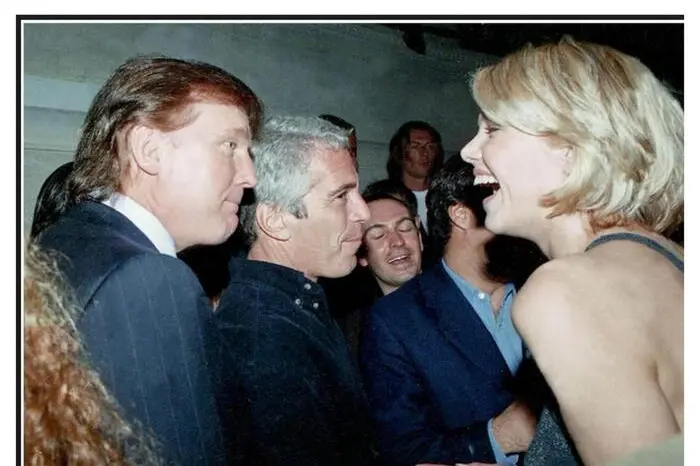 L'attuale presidente degli Stati Uniti Donald Trump (s) immortalato a un party con il magnate Jeffrey Epstein in una delle 19 foto dagli archivi dell'eredita' di Jeffrey Epstein, pubblicate oggi dai Dem della commisione di vigilanza della Camera, 12 dicembre 2025 ANSA / Congresso USA ++FOTO DIFFUSA DALL'UFFICIO STAMPA - USARE SOLO PER ILLUSTRARE OGGI LA NOTIZIA INDICATA NEL TITOLO - NON ARCHIVIARE – FOTO NON IN VENDITA - DA USARE SOLO PER FINI GIORNALISTICI - NPK+++