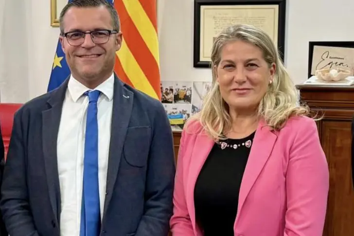 Il sindaco di Alghero Raimondo Cacciotto e l'assessora al Benessere familiare Maria Grazia Salaris