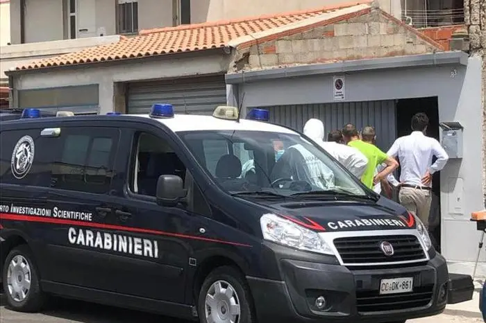 I carabinieri di Santa Giusta e del Nucleo investigativo del Comando provinciale di Oristano davanti all'abitazione di Ignazio Manca (Ansa)