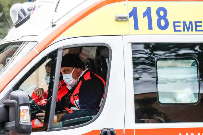 Un'ambulanza del 118 (Ansa)
