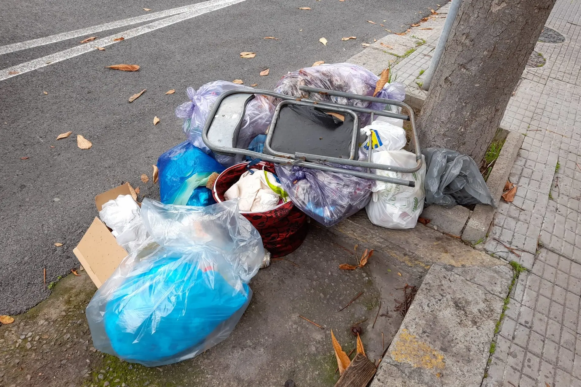 I rifiuti accumulati in via Castiglione