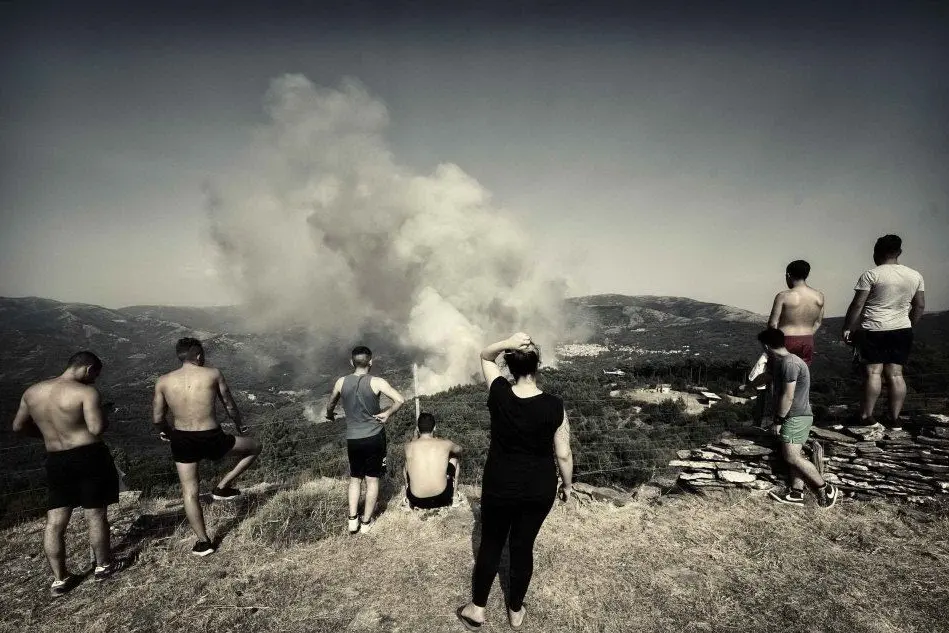 Fuoco in Barbagia, incendi a Belvì e Seui. Foto del lettore Sebastiano Vargiu