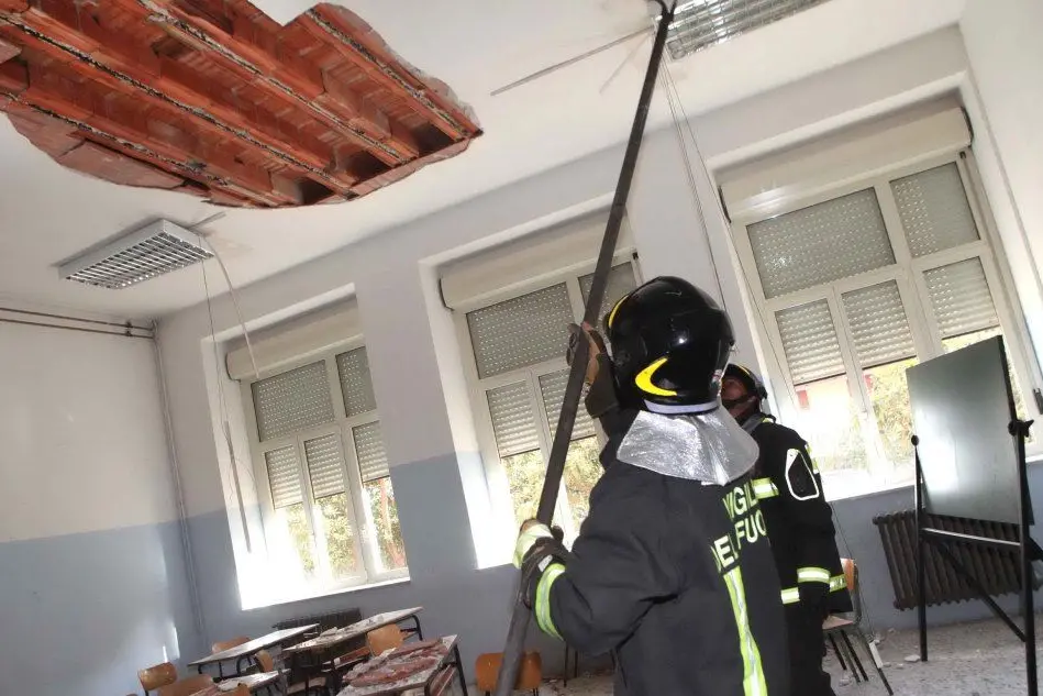 I vigili del fuoco in un'aula del Dettori (foto Giuseppe Ungari)