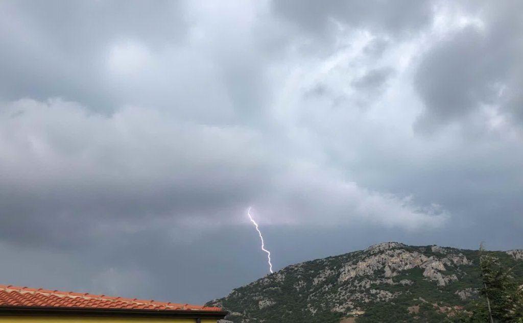 Il temporale su Carbonia nella foto scattata a Barbusi da Marco Pusceddu
