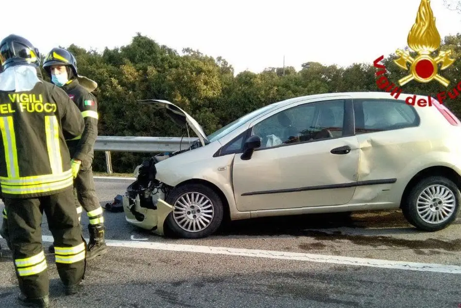 La Fiat Punto danneggiata (foto vigili del fuoco)