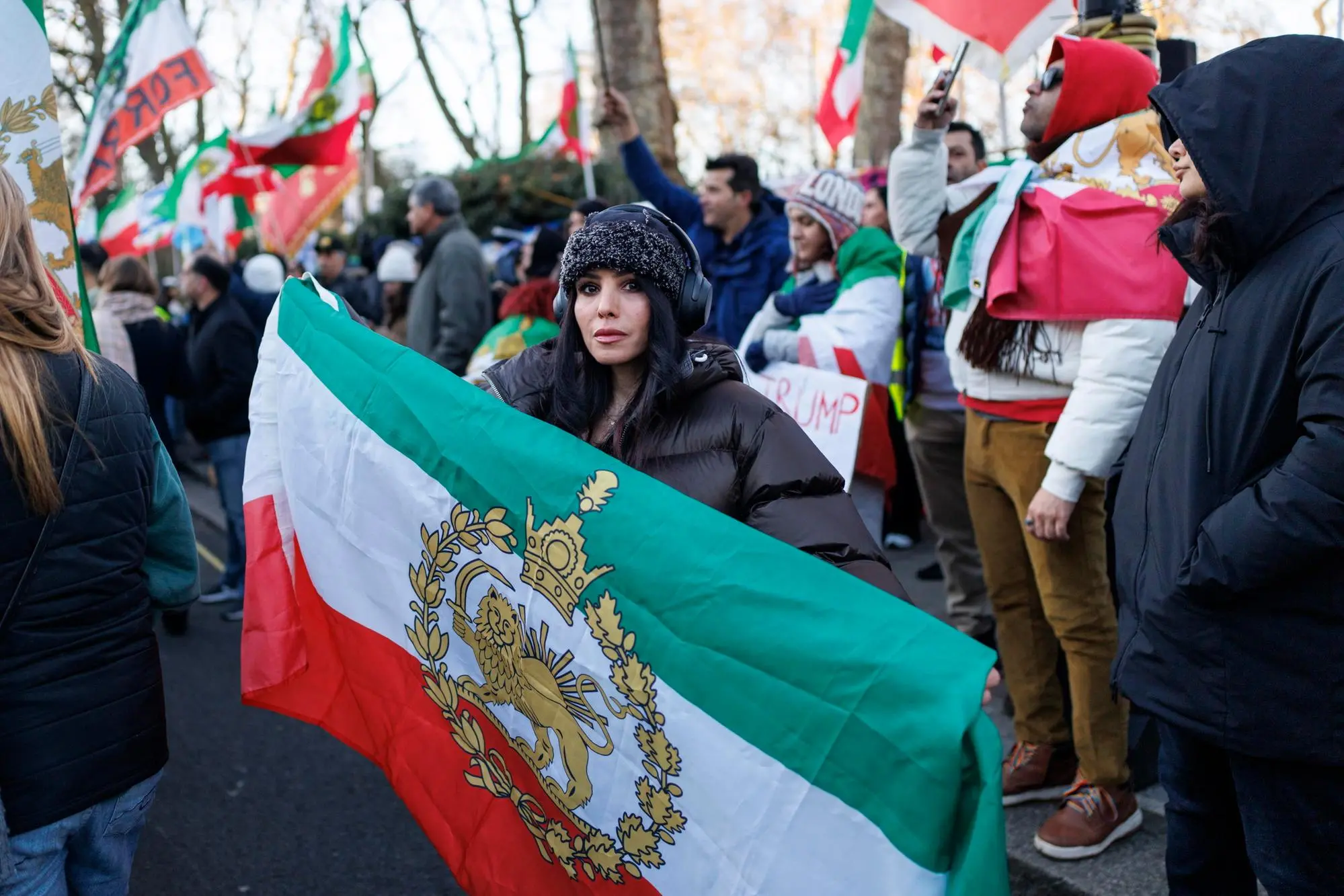 Una manifestazione a Londra, in supporto alle proteste in Iran (Ansa-Epa)