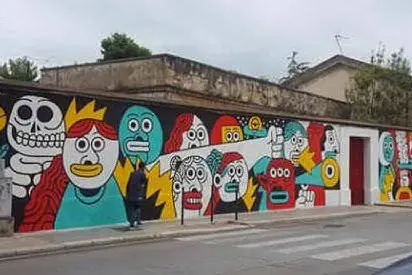 Il muro con il lavoro dei writers a Bari
