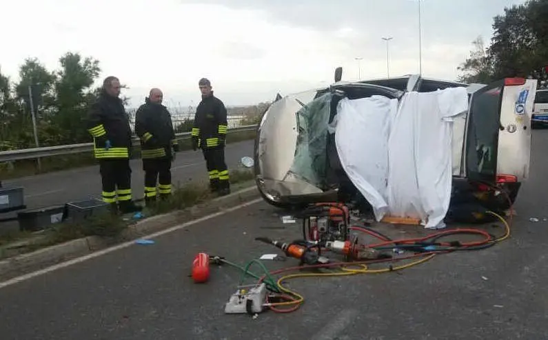 Gravissimo incidente in viale Poetto, a Cagliari: l'auto si ribalta, un morto