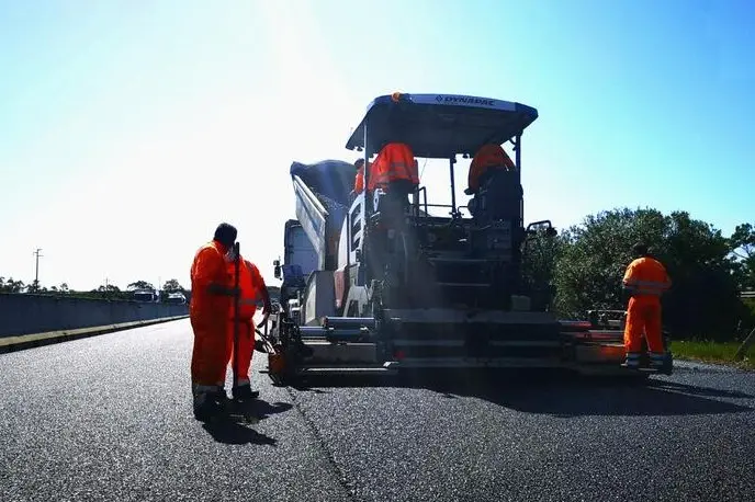 Un cantiere stradale (foto Ansa)