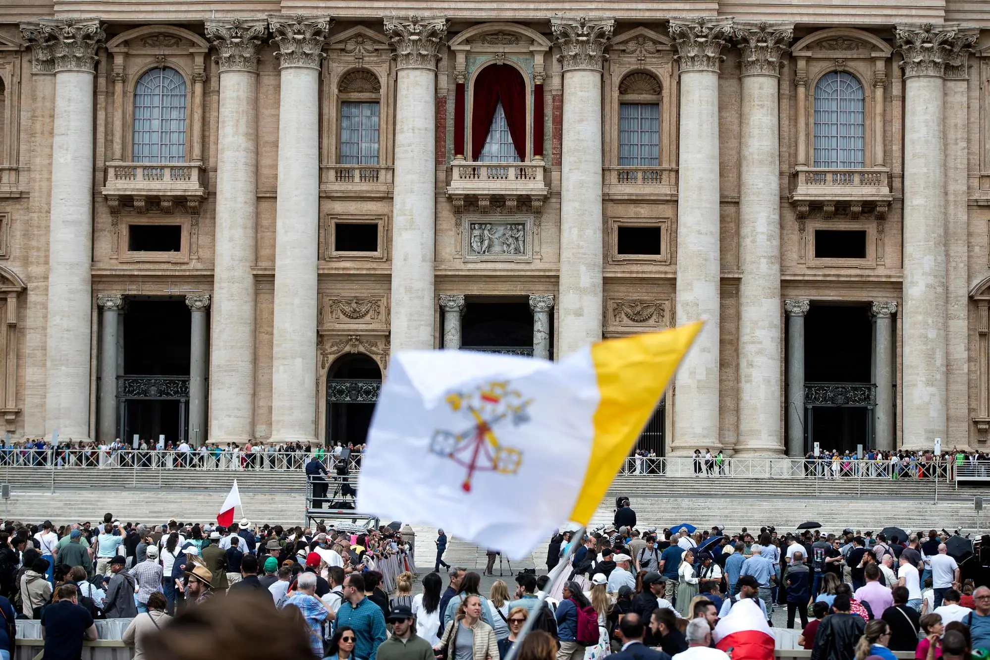 Faithful await smoke from the chimney installed on the roof of the Sistine Chapel during the second day of the Conclave of Cardinals for the election of the 267th Pope, in Vatican City, 08 May 2025. ANSA/ANGELO CARCONI