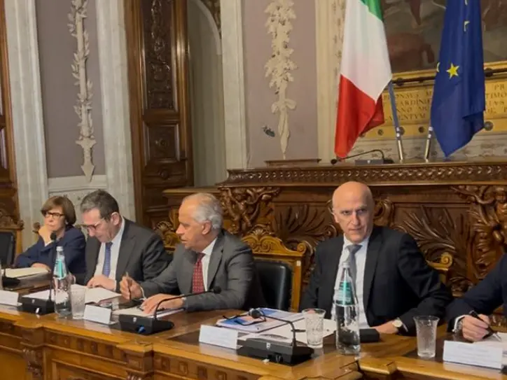 Безопасность в Кальяри, Пьянтедози: «Усилены меры по обеспечению правопорядка». Красная зона расширена на вокзал и Виале Ла Плайя. Il tavolo in Prefettura (Foto Lorenzo Piras)