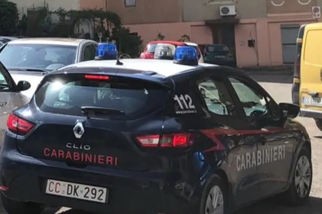Un'auto dei carabinieri in via Schiavazzi