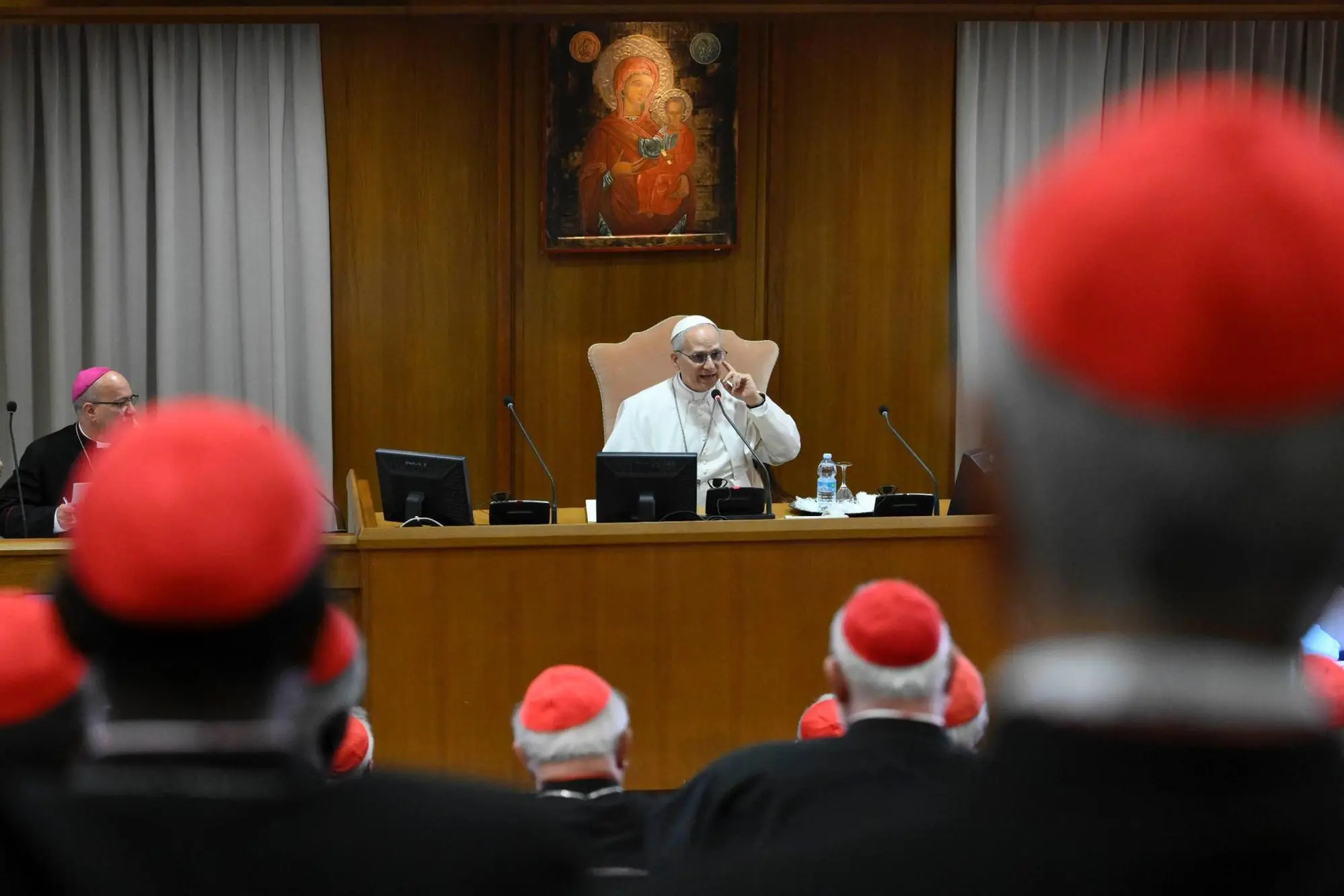 Il Papa durante l'incontro con i cardinali (Ansa)