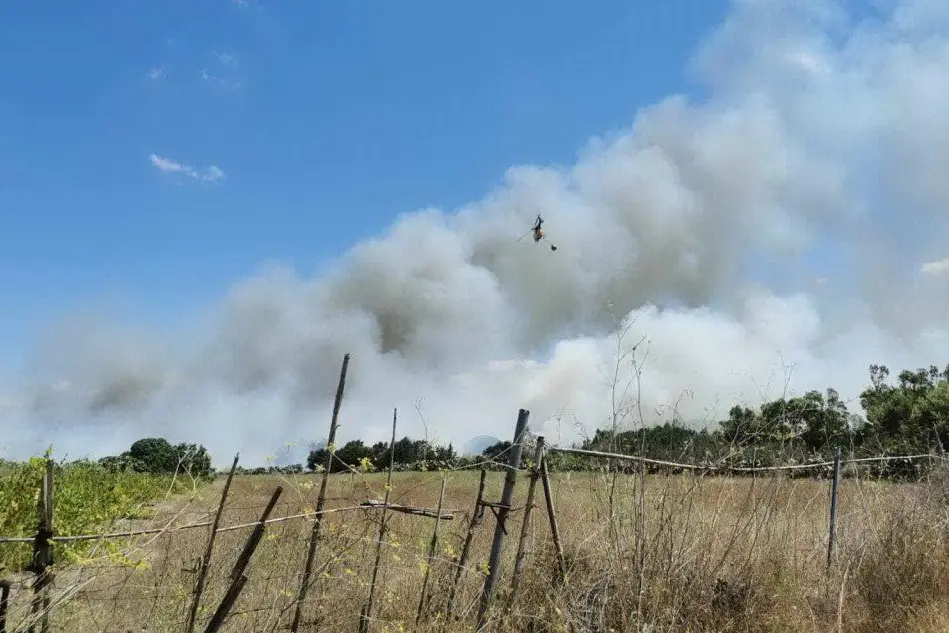 L’incendio di Terralba (foto L'Unione Sarda - Sanna)