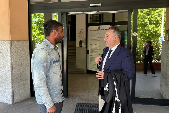 Daniele Ragatzu davanti al tribunale di Tempio con il suo avvocato (Foto Busia)