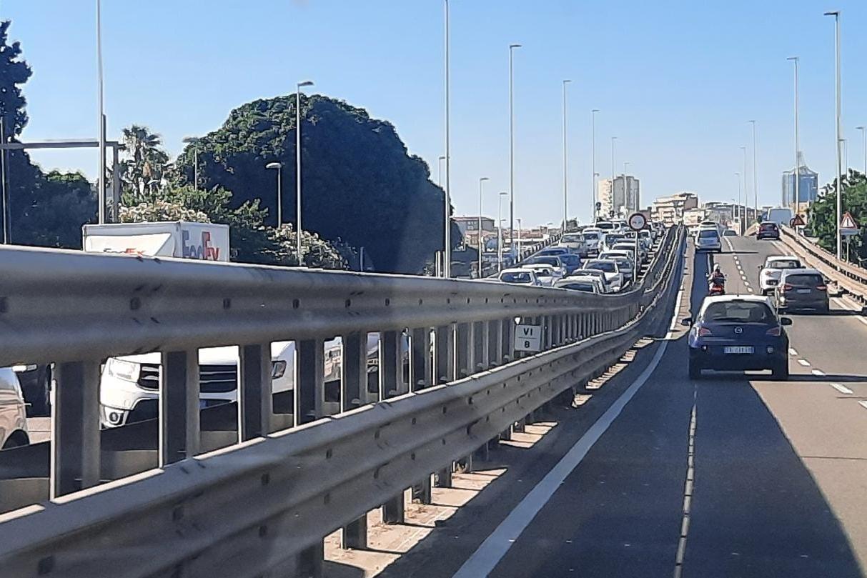 Cagliari, tamponamento sull’Asse mediano: due feriti e traffico in tilt