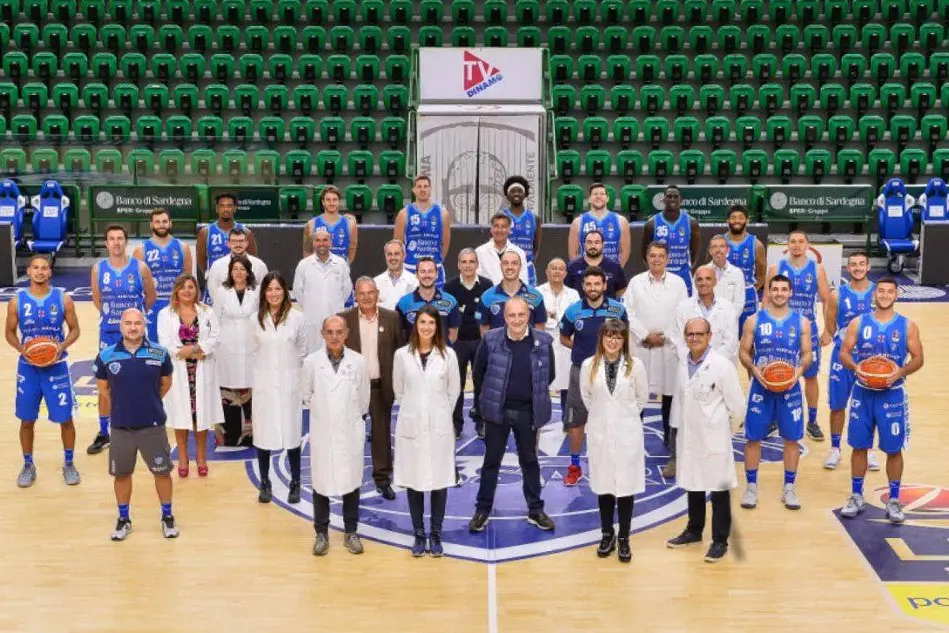 I medici con i giocatori della Dinamo (Foto Dinamo Sassari)