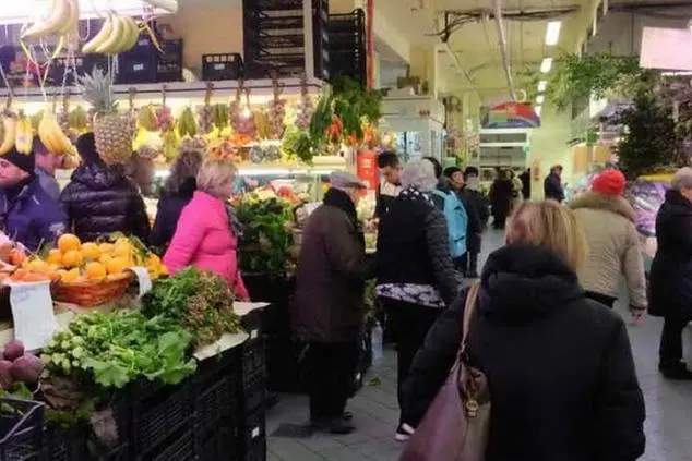 Il mercato di San Benedetto a Cagliari (archivio L'Unione Sarda)