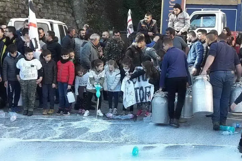 I bambini in piazza a Jerzu (foto L'Unione Sarda/Secci)