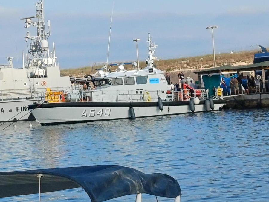 Migranti, dramma senza fine: bimba di sei anni muore dopo lo sbarco a Lampedusa