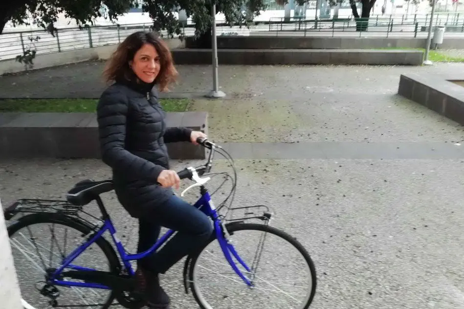 Valeria Puddu in sella alla bici ricevuta in comodato d'uso