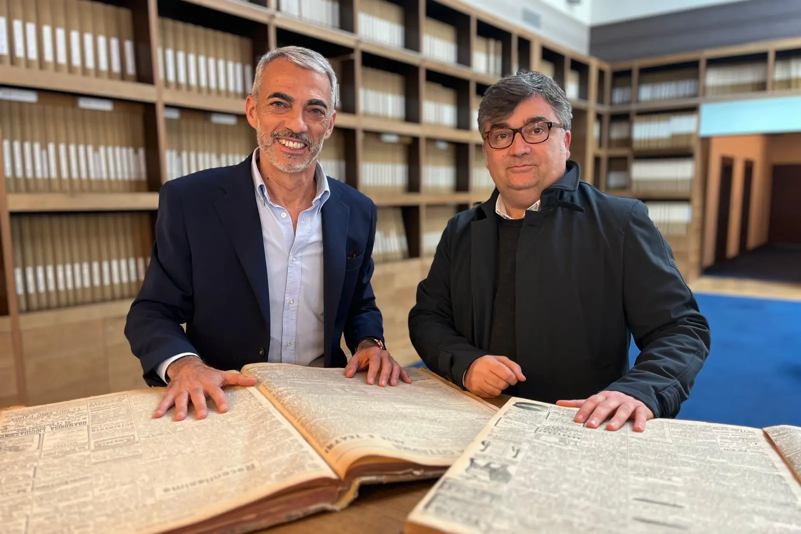Il direttore Emanuele Dessì insieme all'autore de "Il Giorno e la Storia", Giovanni Paolo Fontana (foto di Gianluigi Deidda)