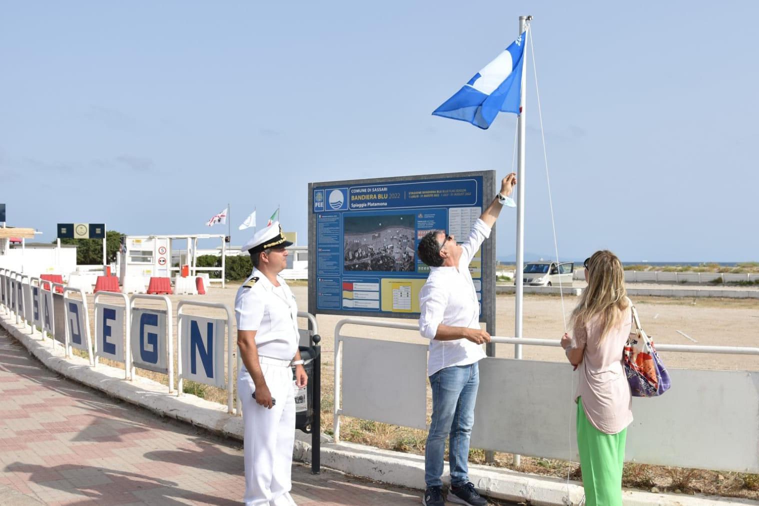 L'assessore all'Ambiente Antonello Sassu mentre issa la Bandiera blu a Platamona (L'Unione Sarda - Tellini)