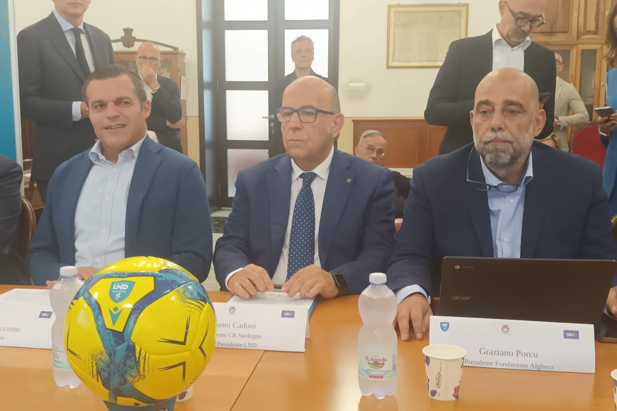 Il sindaco Cacciotto, il presidente Lnd Sardegna Cadoni e il presidente della Fondazione Porcu (Foto Antonio Burruni)