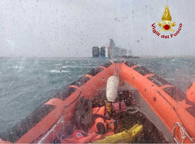 Porto Torres, la nave Athara rompe gli ormeggi: l’intervento dei sommozzatori