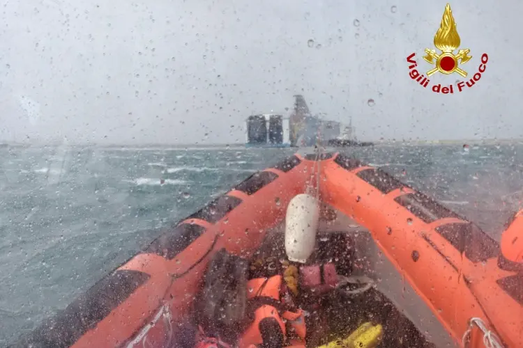 Sommozzatori in soccorso alla Athara