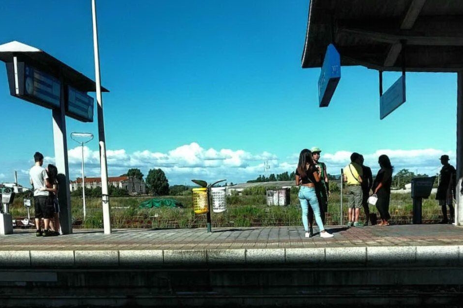 I passeggeri in attesa alla stazione di Oristano