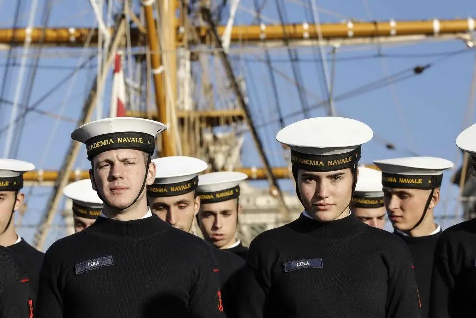 Allievi ufficiali della Marina (Ansa)