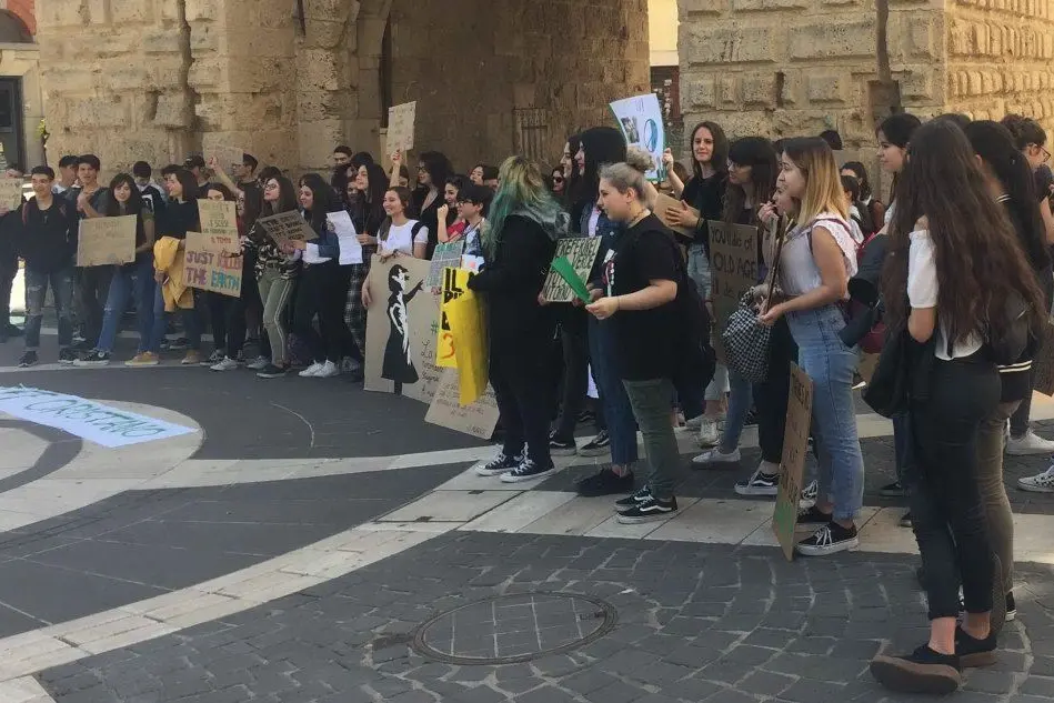 Gli studenti in piazza (L'Unione Sarda - Sanna)