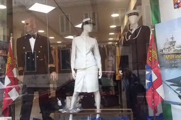 La vetrina di un negozio con le divise della Marina militare (Foto Carla Raggio)