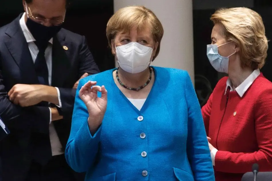 Angela Merkel (al centro) con Ursula von der Leyen e Mark Rutte (foto Epa/archivio L'Unione Sarda)