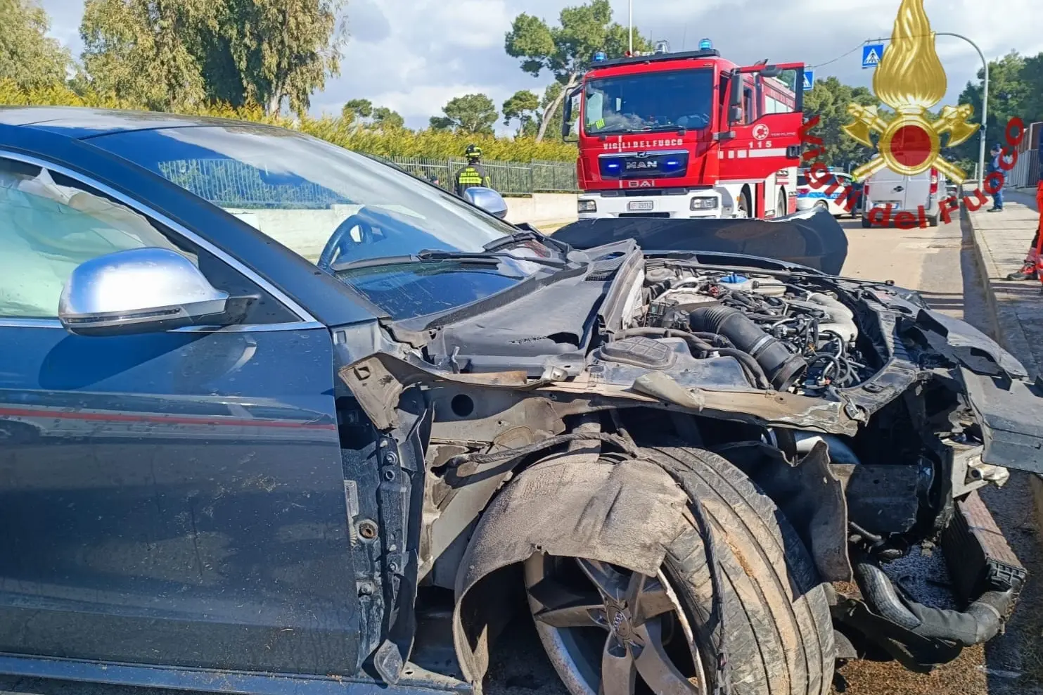 L'auto distrutta (foto Vigili del fuoco)