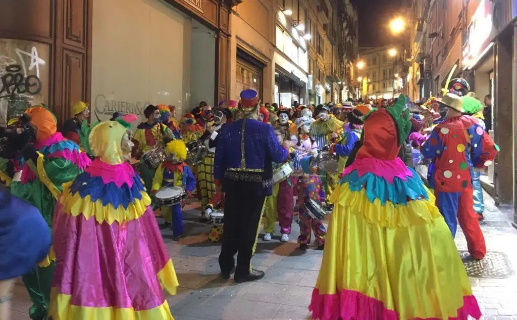 Ottocento maschere hanno sfilato per le strade di Cagliari
