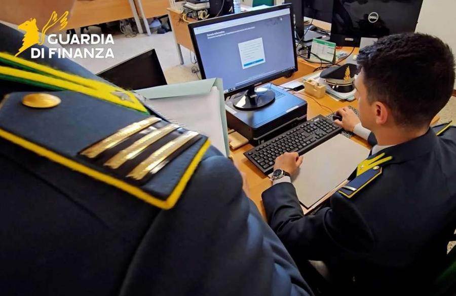 Timbra in Italia, lavora in Svizzera Giardiniere assenteista denunciato