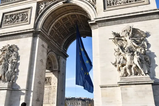 Die EU-Flagge unter dem Triumphbogen, später entfernt (von Twitter)