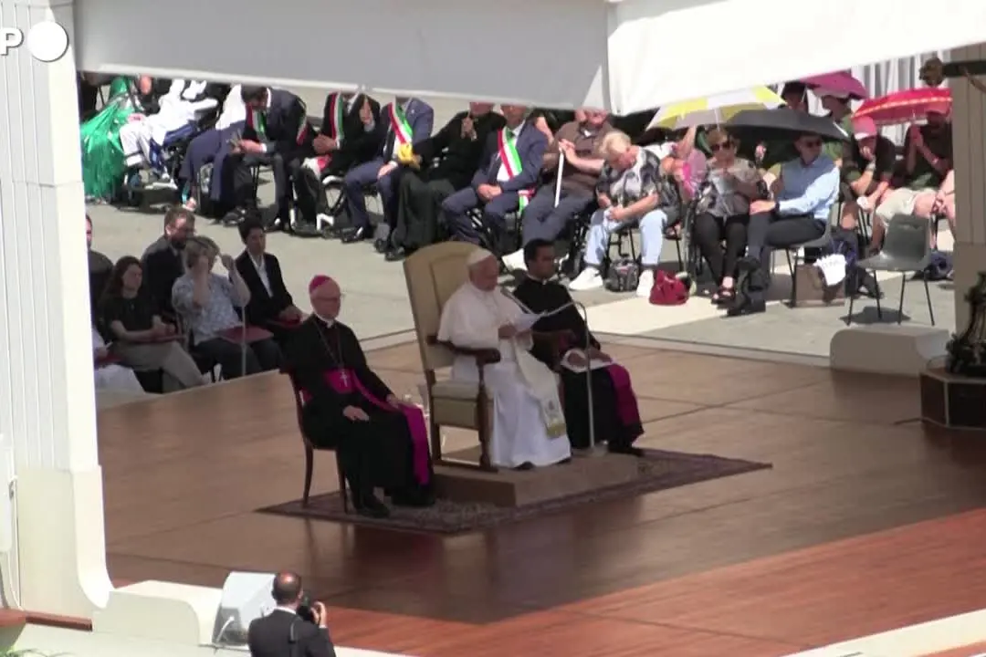 Il Papa: "Finisca la guerra in Ucraina, tante vittime innocenti"