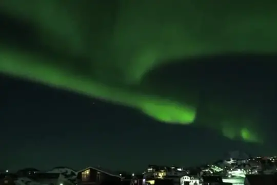 Groenlandia, spettacolare aurora boreale nei cieli di Nuuk