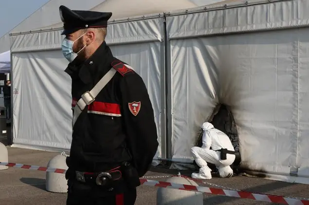 I rilievi nell'hub di Brescia attaccato con le molotov (Ansa)