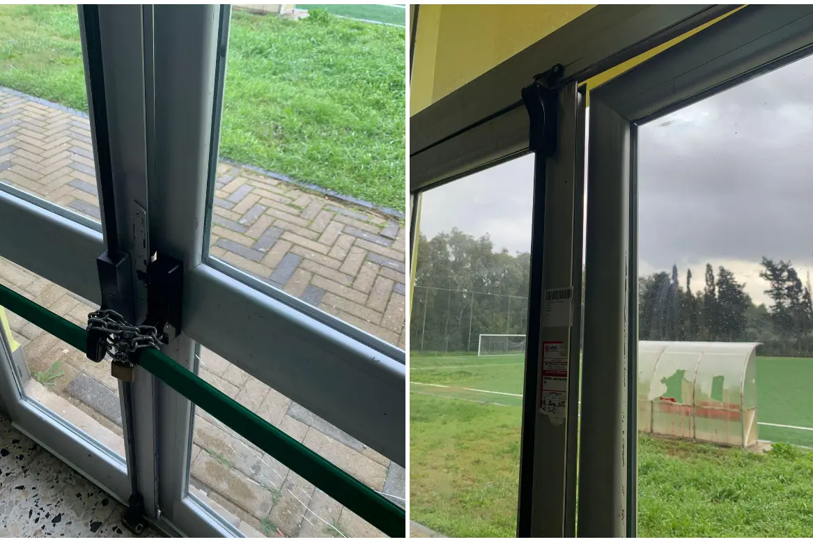 La porta mal funzionante (foto concessa)