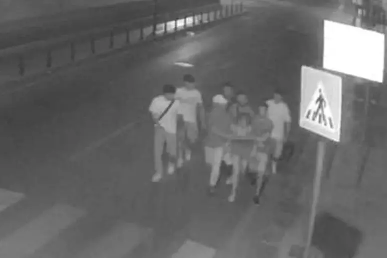 Il gruppo, al centro la vittima (foto Ansa)