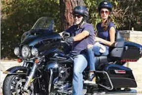 Clooney in sella alla sua moto nell'immagine che accompagna l'asta