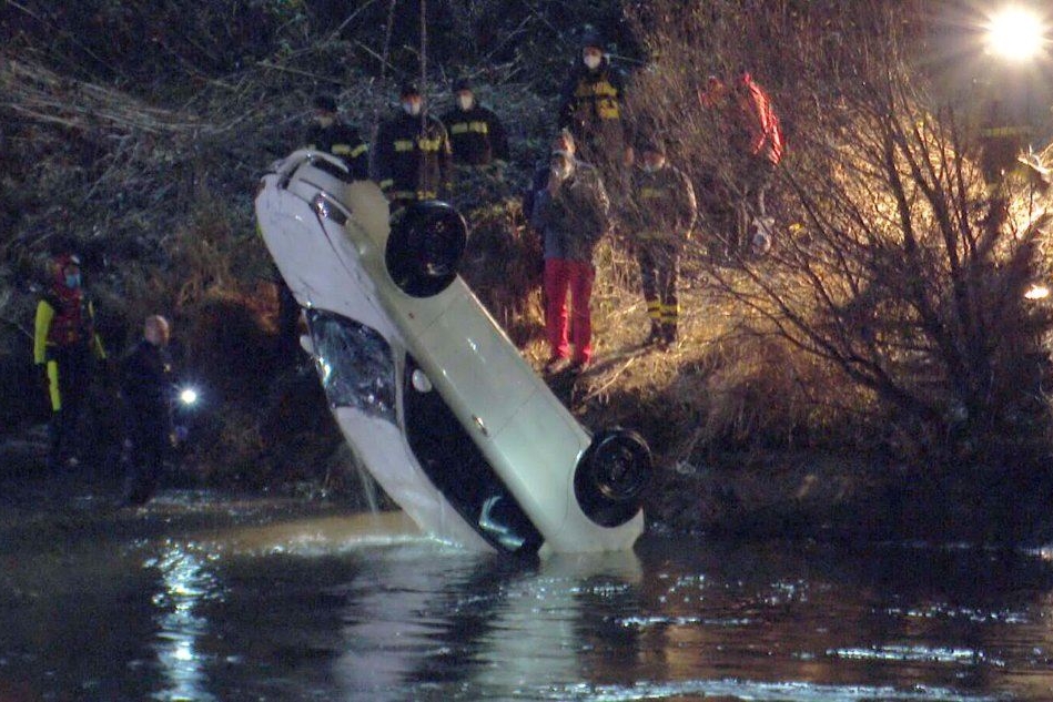 Recuperata l'auto caduta nel fiume: a bordo due cadaveri