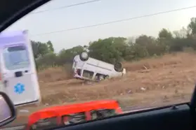 L'auto ribaltata (foto L'Unione Sarda)